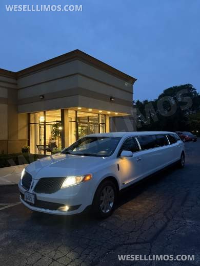2016 5 Door Royale Lincoln MKT Limousine - Limousine for Sale in Naperville, IL - Photo 5