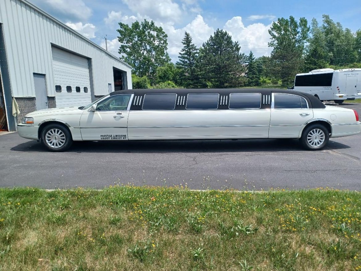 Limousine for sale: 2006 Lincoln Lincoln Super Stretch 10 pass.. 120&quot; by Ultra Coachbuilders