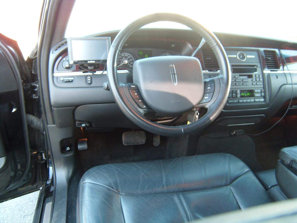 Photo of Sedan for sale: 2011 Lincoln Town Car Executive L by Lincoln