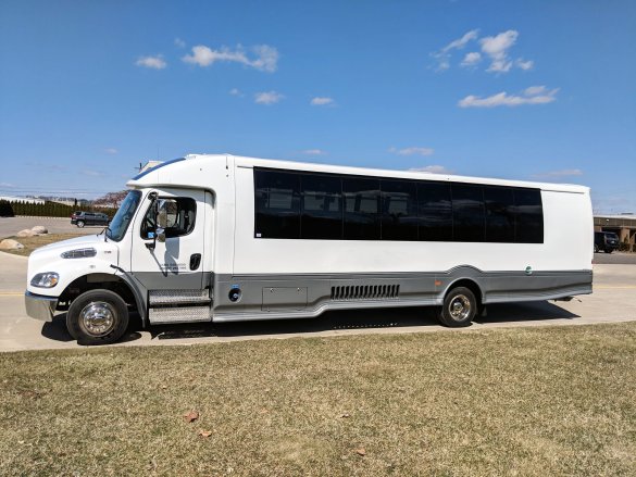 2018 Freightliner M2 Executive Shuttle for Sale in Troy, MI - Photo 2