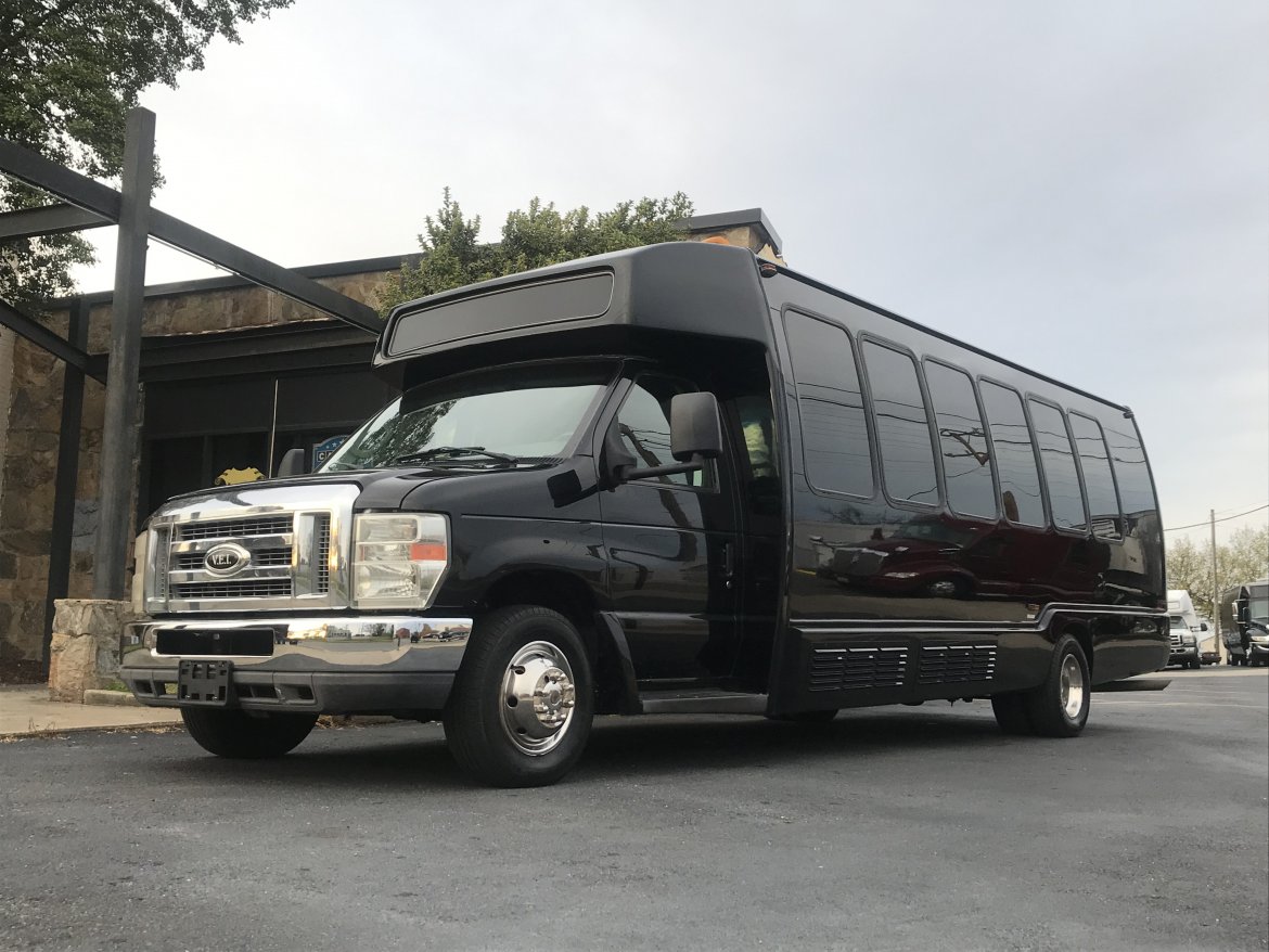 Limo Bus for sale: 2006 Ford E450 28" by Krystal