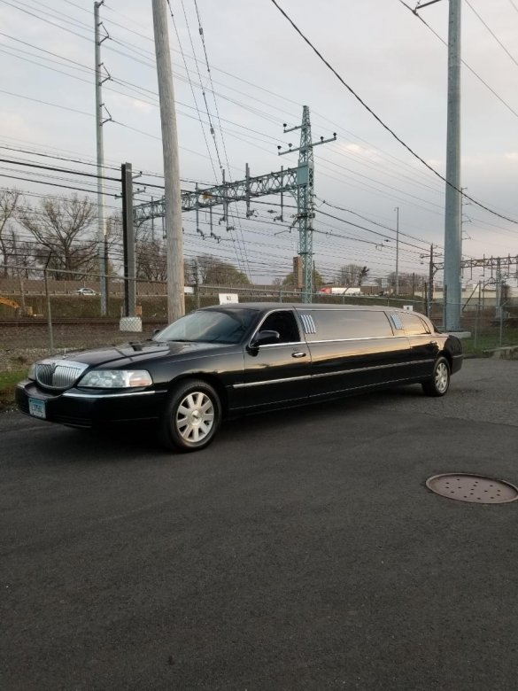2004 Lincoln 100 " Town Car Limousine for Sale in Milford, CT - Main Photo