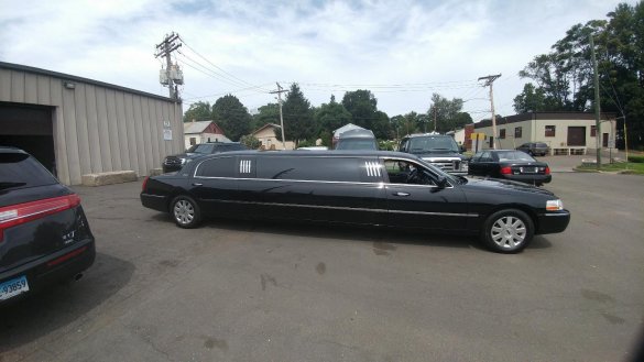 2004 Lincoln 100 " Town Car Limousine for Sale in Milford, CT - Photo 3