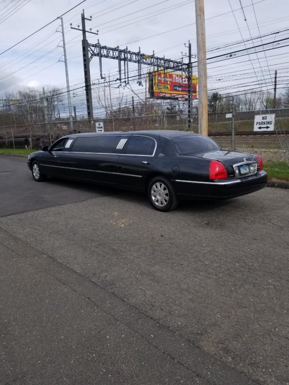 2004 Lincoln 100 " Town Car Limousine for Sale in Milford, CT - Photo 2