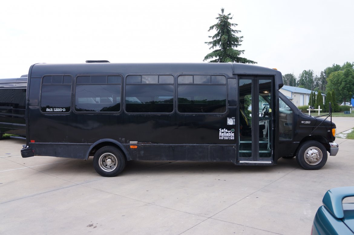 Photo of Limo Bus for sale: 2000 Ford 450 by CUSTOM BUILT