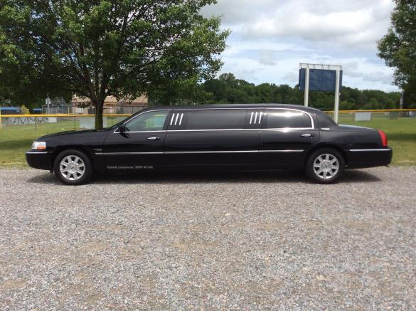 2007 Lincoln Lincoln Royale Limousine for Sale in Trenton, NJ - Photo 2