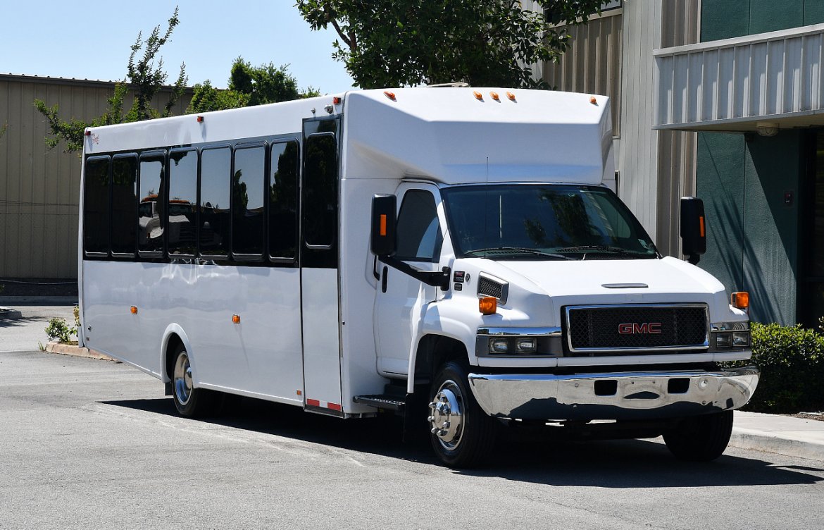 Limo Bus for sale: 2007 GMC C5500 by Federal Coach