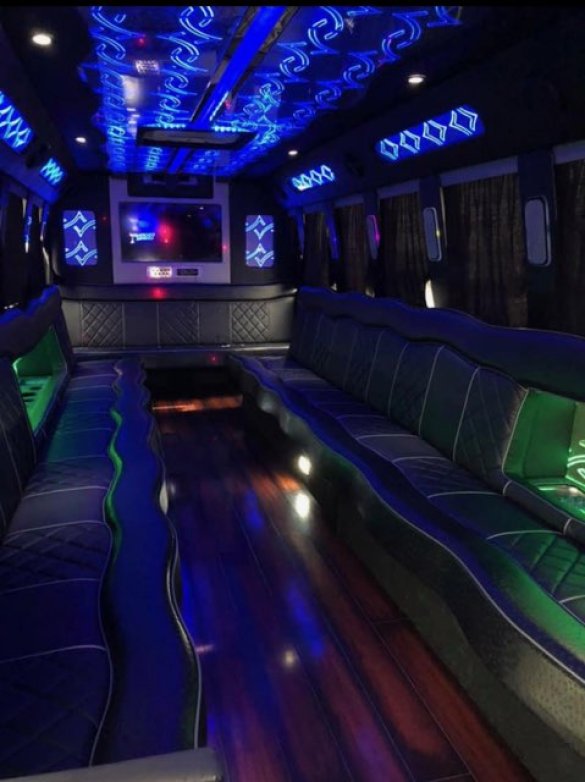 2006 Ford F550 Limo Bus for Sale in Florissant, MO - Photo 2