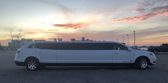 2013 Lincoln MKT Limousine for Sale in Acushnet, MA - Photo 2