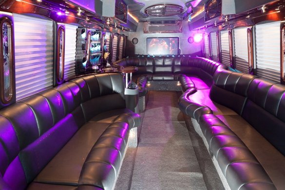 2008 Chevrolet Max 5500 Limo Bus for Sale in Danbury, CT - Photo 3