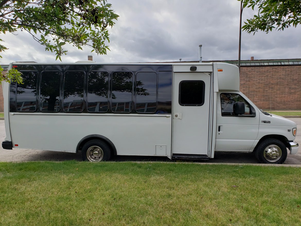 Limo Bus for Sale in Chicago, IL - Photo 4