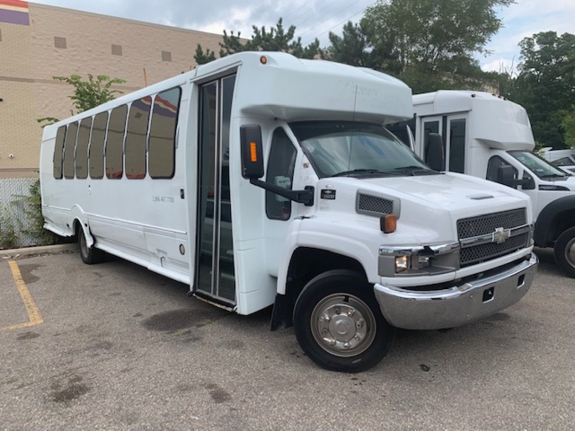 Limo Bus for sale: 2007 Chevrolet 5500 by turtle top