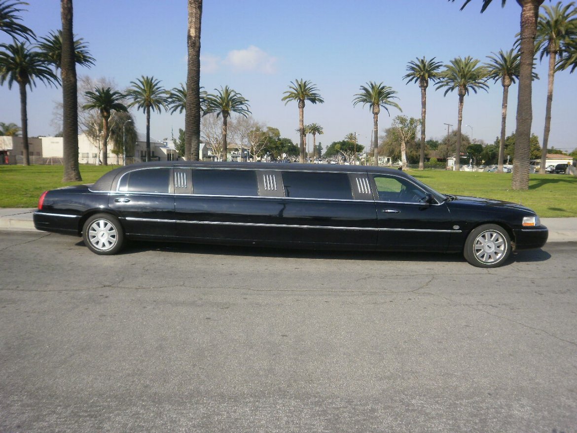 Limousine for sale: 2005 Lincoln town car