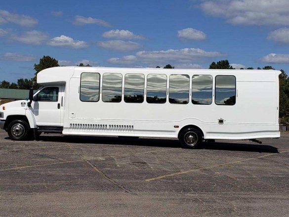 2008 Chevrolet 5500 Limo Bus for Sale in Fontana, CA - Photo 3