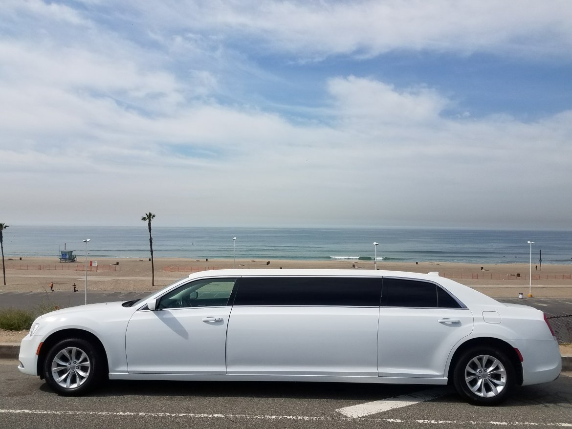 Limousine for sale: 2016 Chrysler 300