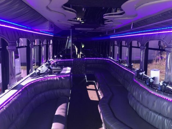2006 Chevrolet C5500 Limo Bus for Sale in New Boston, MI - Photo 3