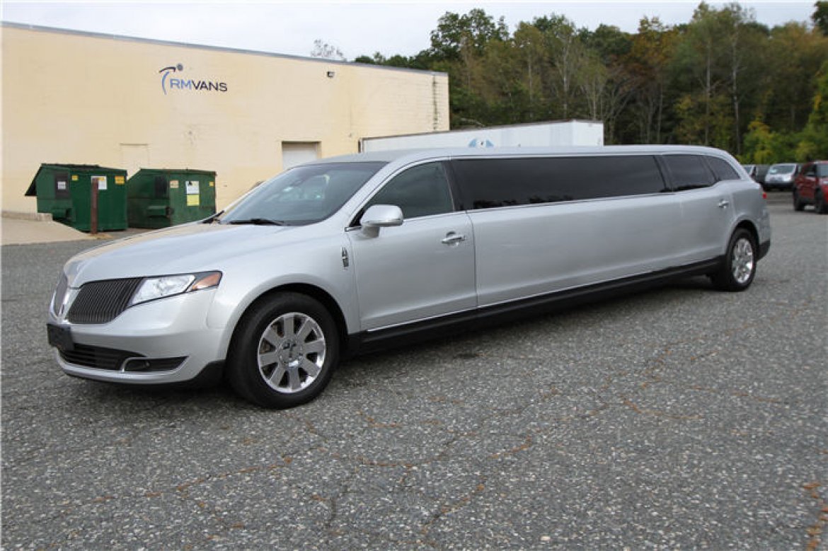 2013 Royale Lincoln MKT 120" 5 Door Limousine - Photo 2
