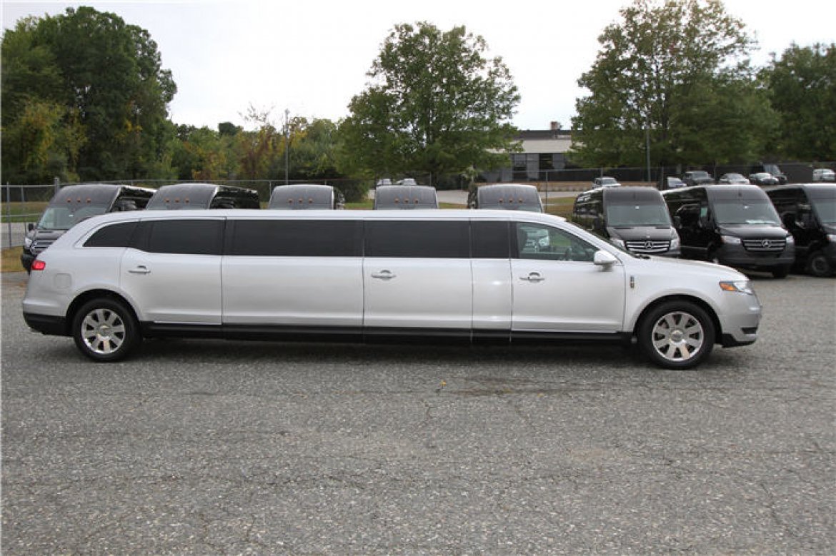 2013 Royale Lincoln MKT 120" 5 Door Limousine - Photo 3