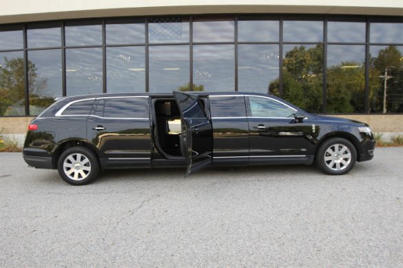 2018 Lincoln MKT 70 Inch 5 Door Limousine for Sale in Haverhill, MA - Main Photo