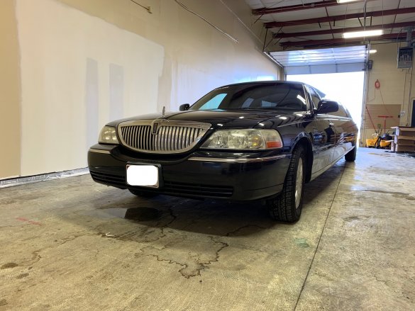 2010 Lincoln Town Car Limousine for Sale in Aurora, CO - Photo 2