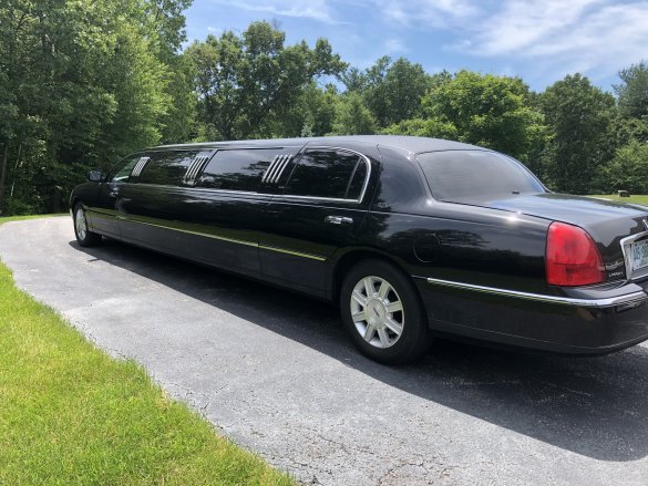 2008 Lincoln 120" Super Stretch Towncar Limousine for Sale in Bedford, NH - Photo 2