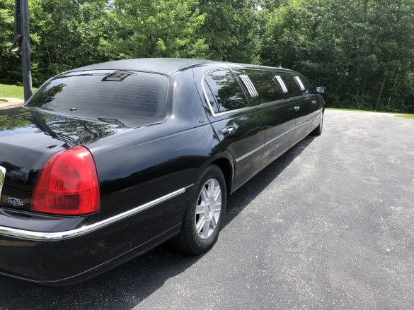 2008 Lincoln 120" Super Stretch Towncar Limousine for Sale in Bedford, NH - Photo 3