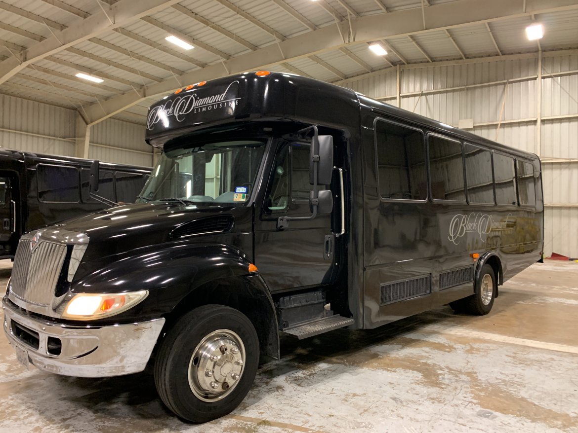 Limo Bus for sale: 2007 International 3200 33&quot;