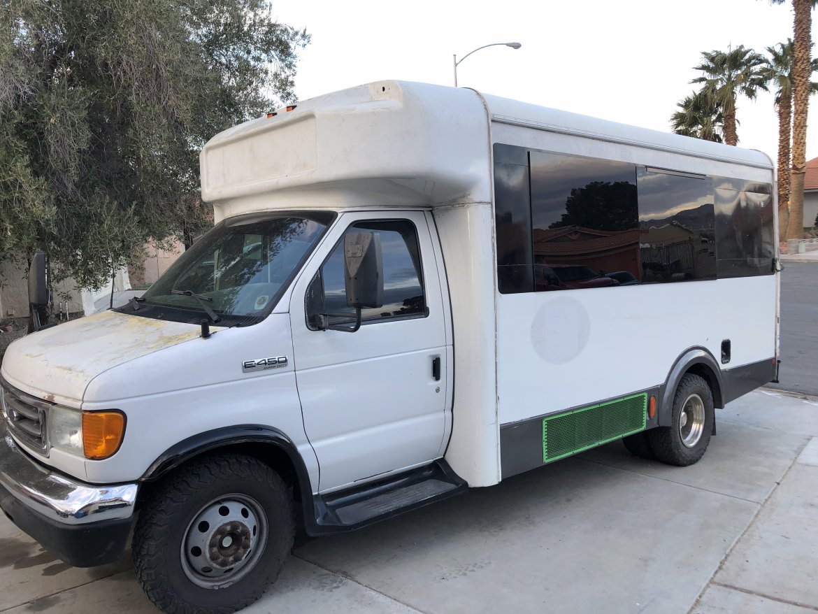 Shuttle Bus for sale: 2006 Ford E-450 21&quot;