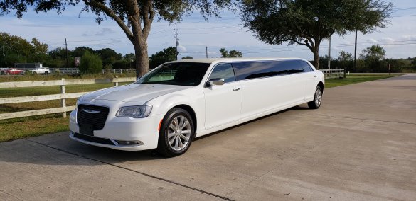 2018 Chrysler 300 AWD Limousine for Sale in Houston, TX - Photo 2