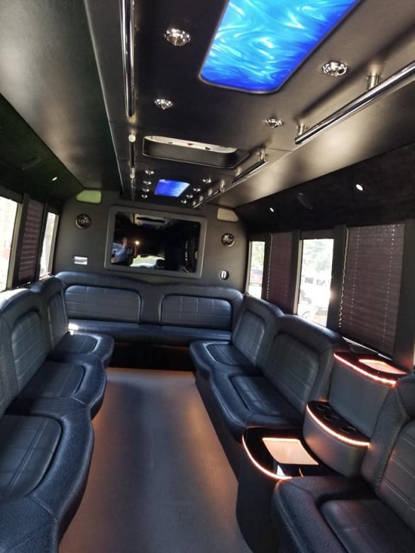 2012 Ford F550 Limo Bus for Sale in Neenah, WI - Photo 2