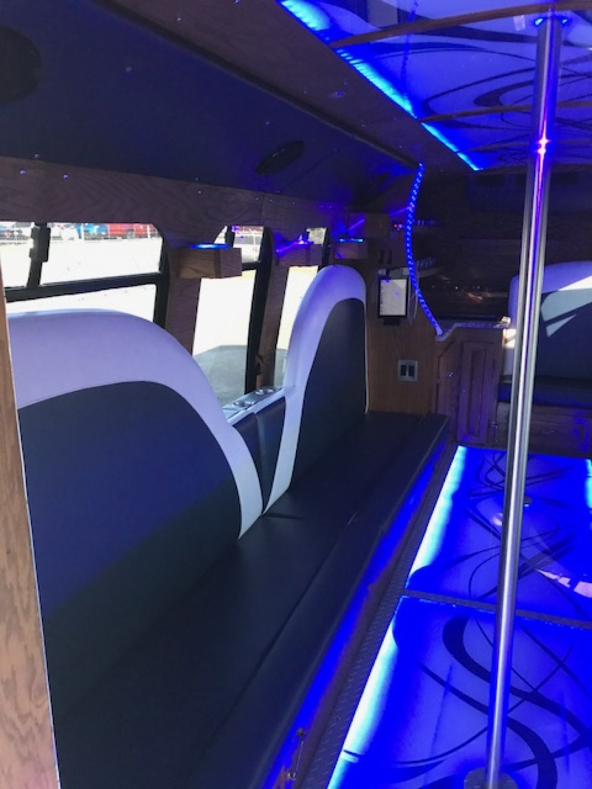 20 Pass Party Bus - Earned 100,000/ year - Photo 4