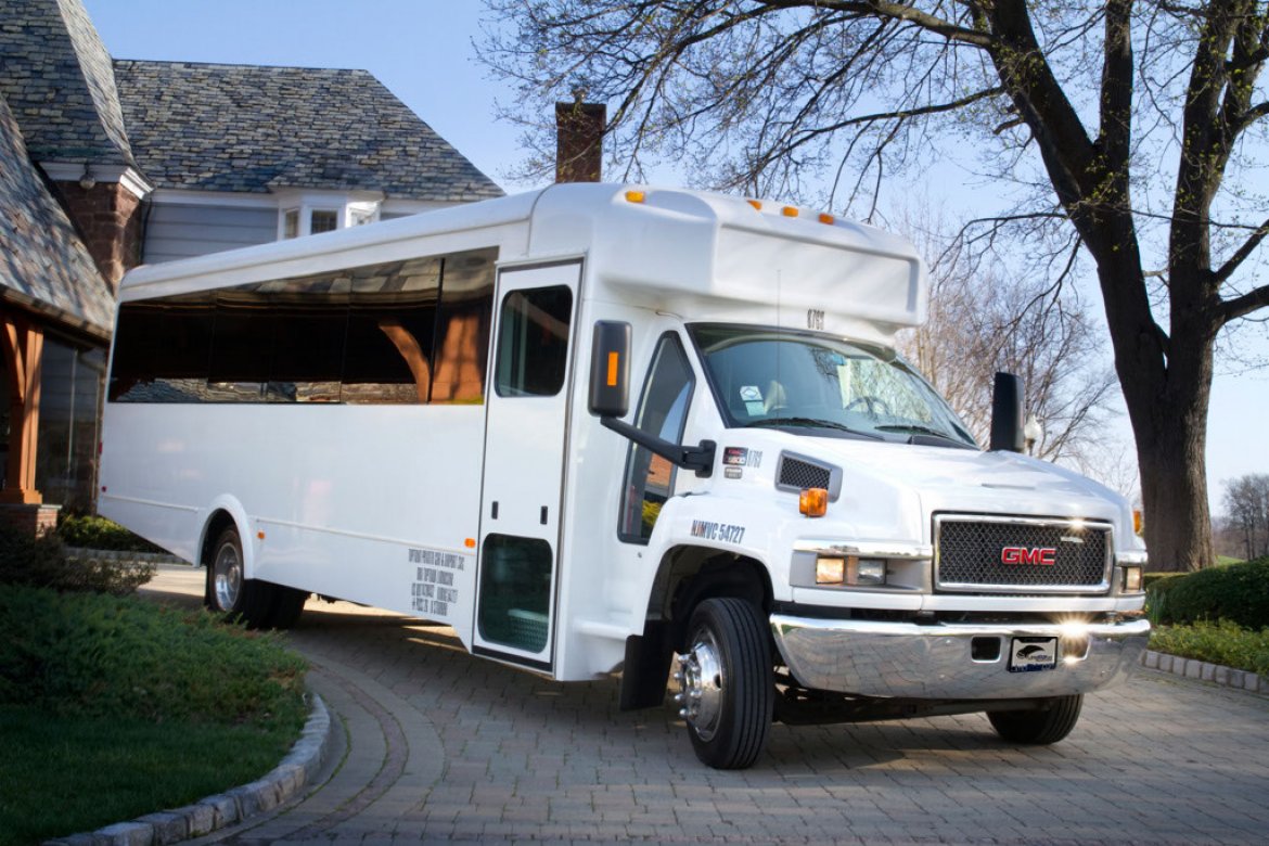 Limo Bus for sale: 2008 Checker Motors Glaval LGE C5500 by LGE