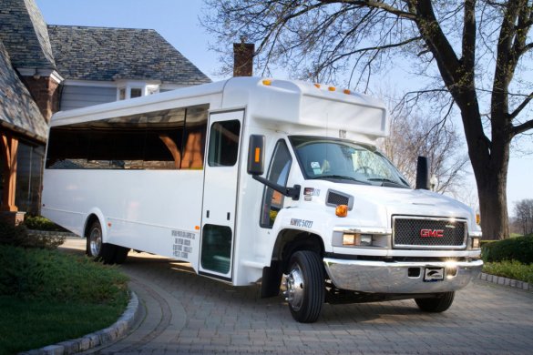 2008 Checker Motors Glaval LGE C5500 Limo Bus for Sale in Clifton, NJ - Photo 2
