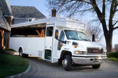 2008 Checker Motors Glaval LGE C5500 Limo Bus for Sale in Clifton, NJ - Photo 2