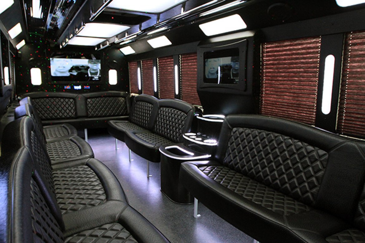 2018 Tiffany Ford 550 Limo Bus - Photo 2