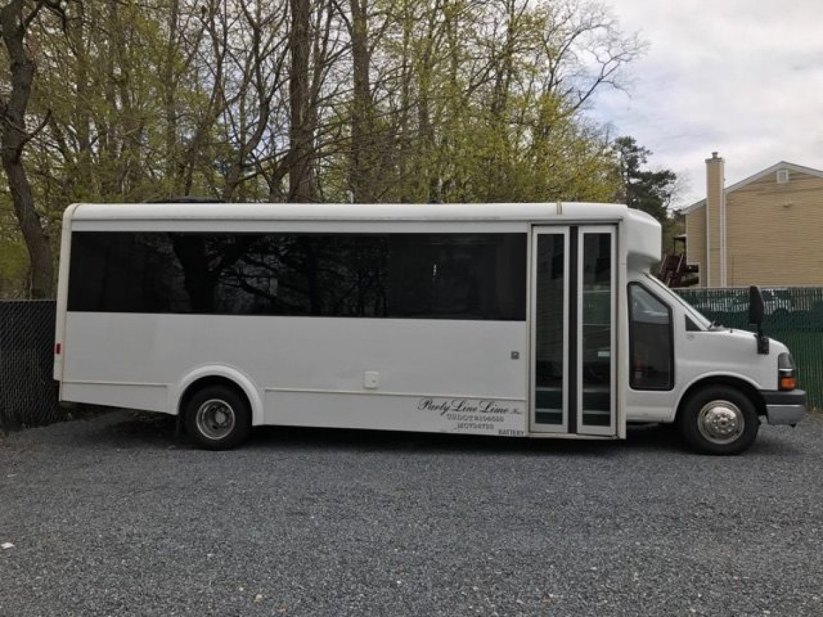 Limo Bus for sale: 2012 Glaval Bus CHEVY 350 22&quot; by LGE