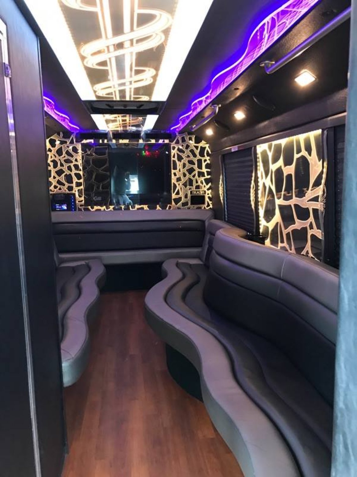 2012 LGE Glaval Bus Chevy 350 Limo Bus - Photo 2