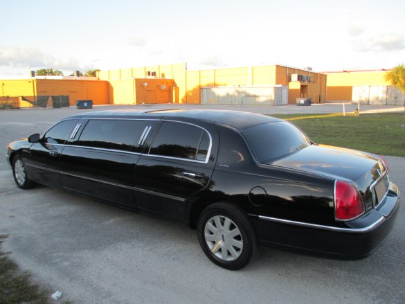 2004 Lincoln Town Car 6-passenger Stretch Limo Limousine for Sale in Deland, FL - Photo 2