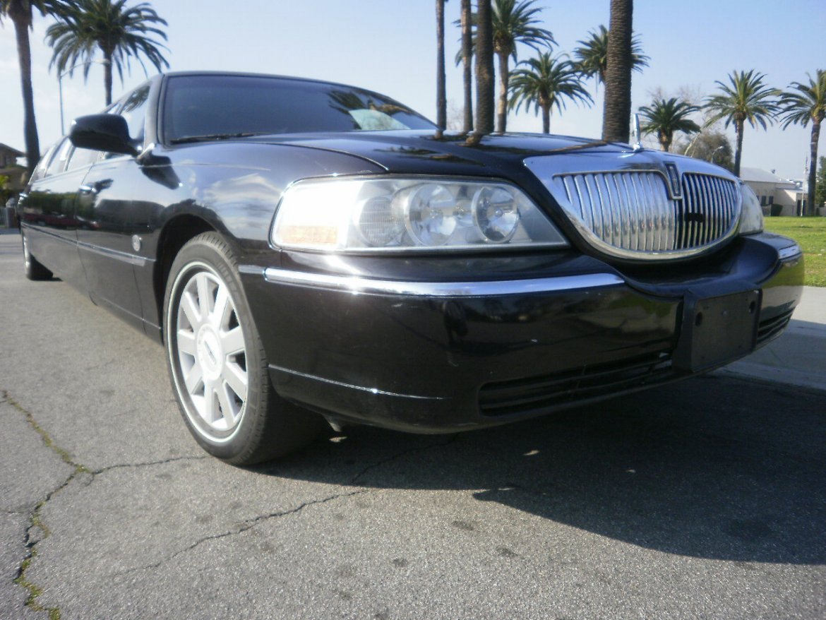 Limousine for sale: 2005 Lincoln town car