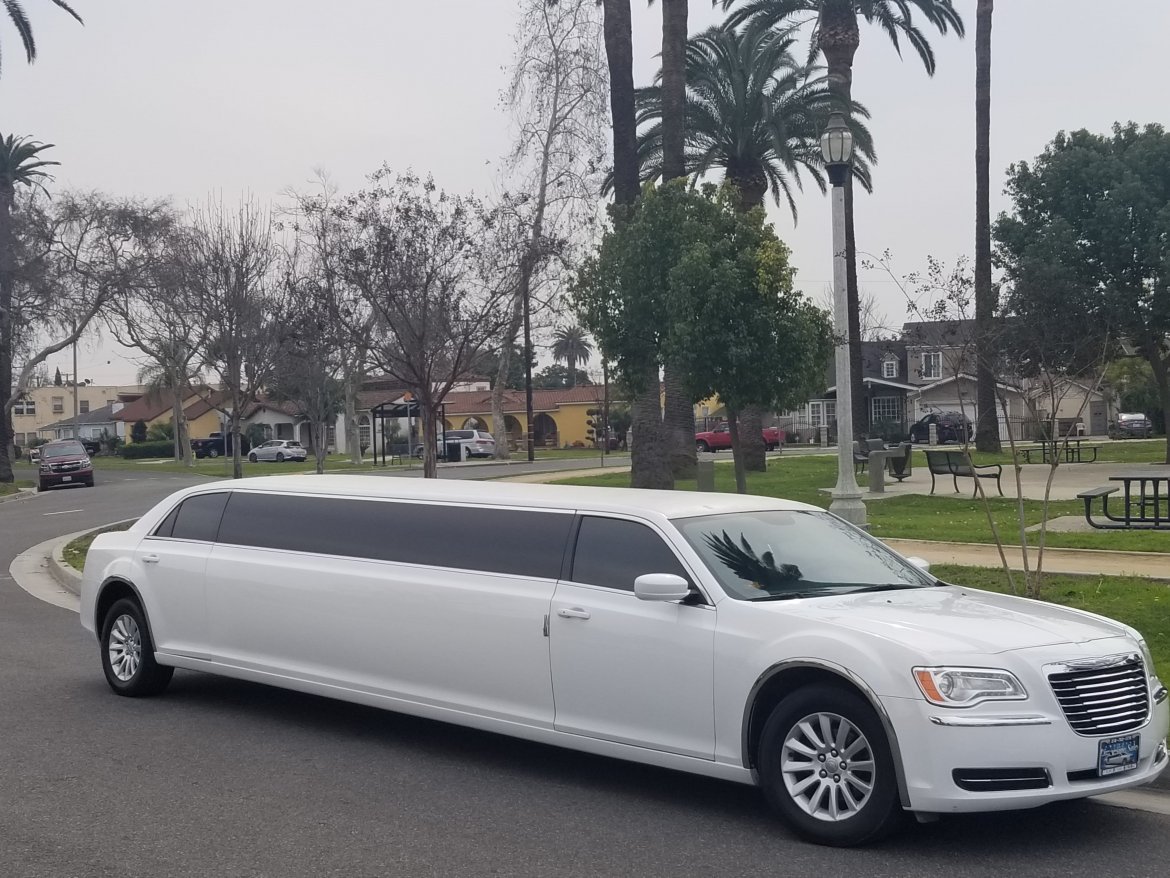 Limousine for sale: 2014 Chrysler 300