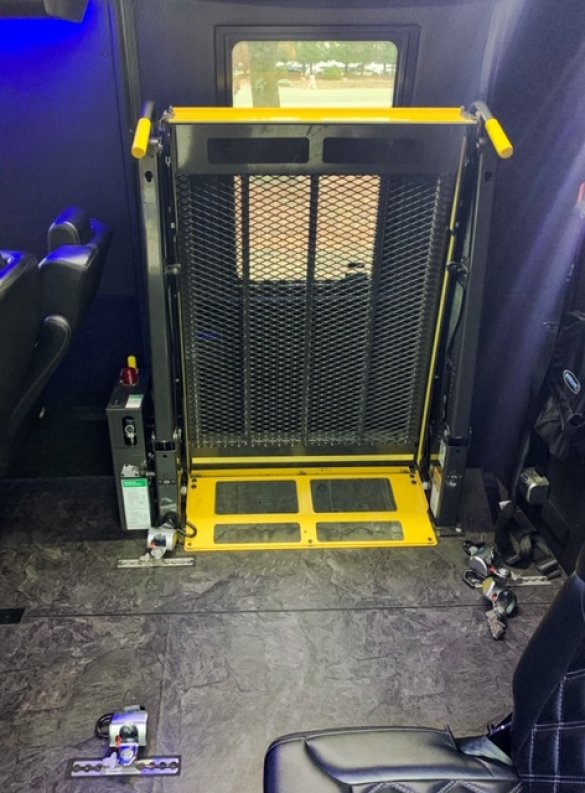 2014 Ford F550 Shuttle Bus for Sale in Sonoma, CA - Photo 3