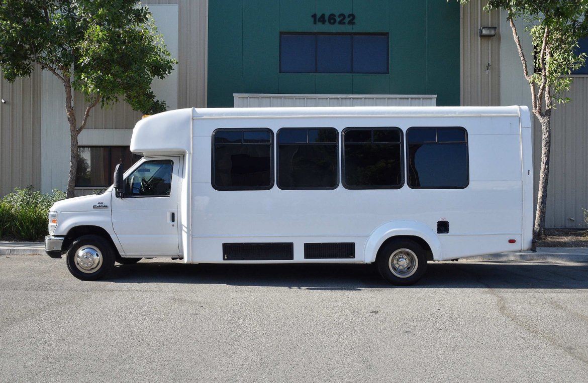 2012 Starcraft Ford E-450 Limo Bus - Photo 2