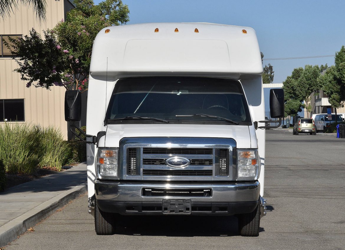 2012 Starcraft Ford E-450 Limo Bus - Photo 3