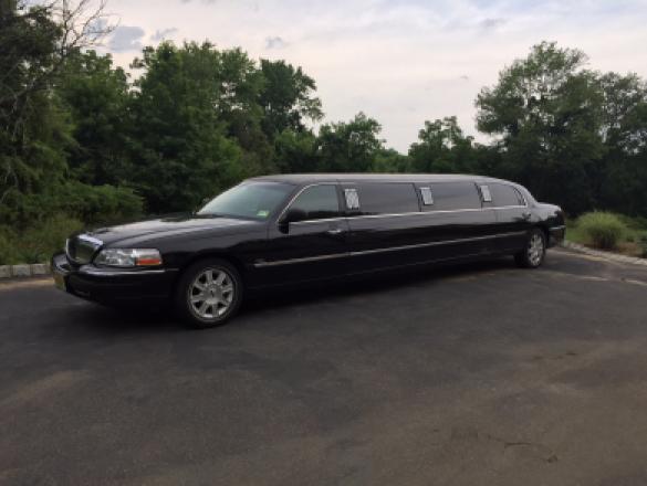2009 Lincoln 120 inch Limousine for Sale in Holmdel, NJ - Main Photo
