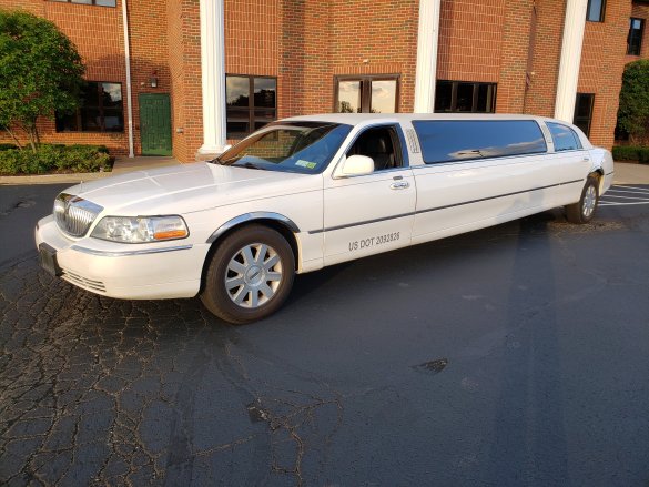 2005 Lincoln Town Car Limousine for Sale in Erie, PA - Photo 2