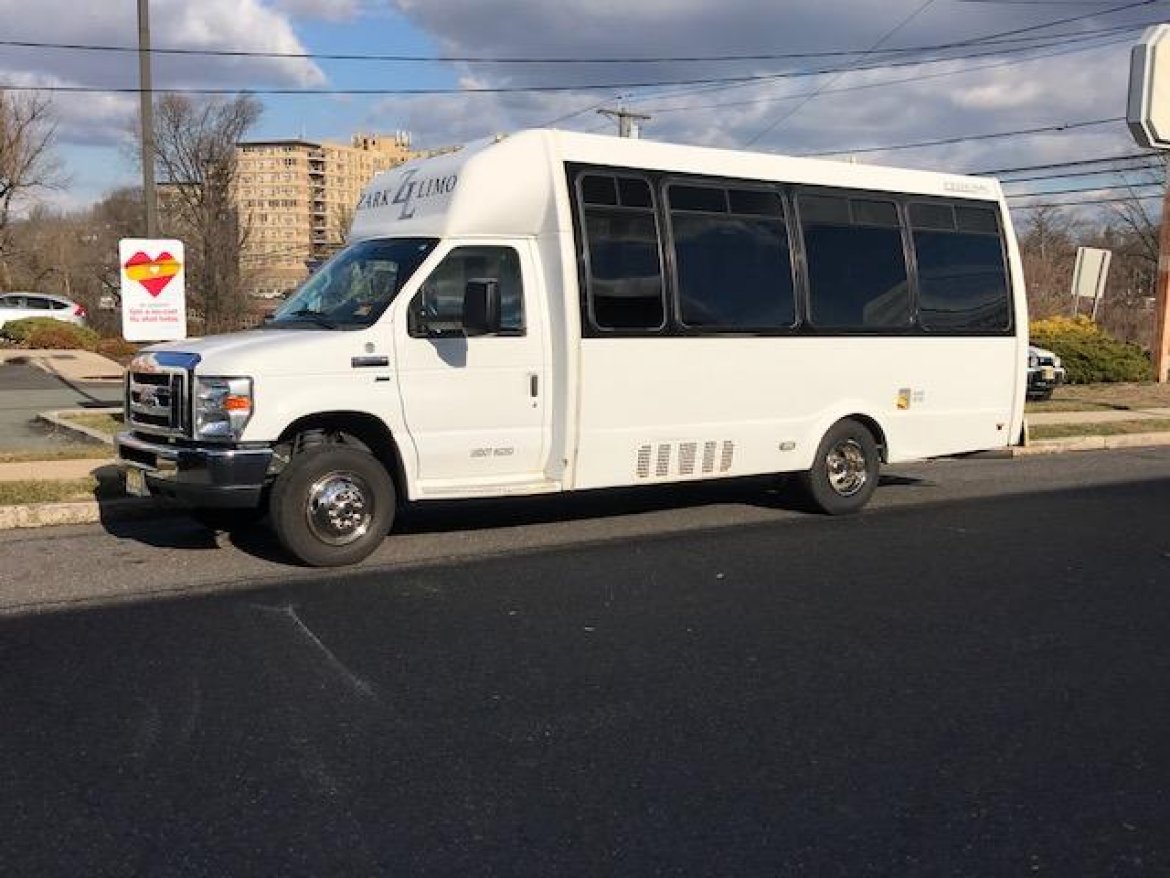 Shuttle Bus for sale: 2011 Ford E-350 23&quot; by Federal Coach