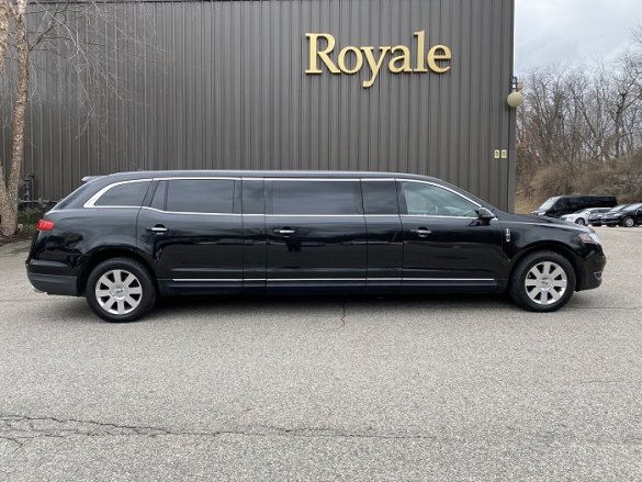 2013 Lincoln 70-5 door Limousine for Sale in Haverhill, MI - Photo 2