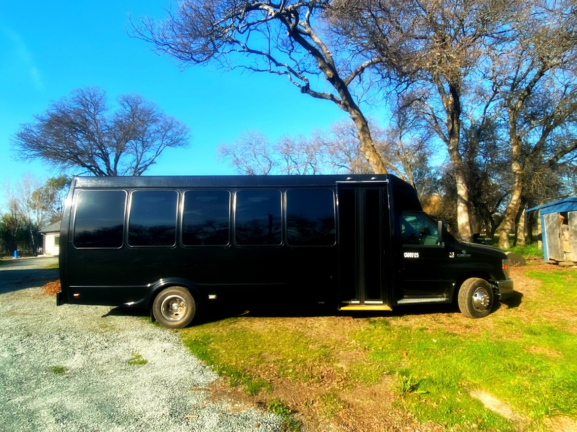2012 Ford Federal E450 Limo Bus - Photo 2