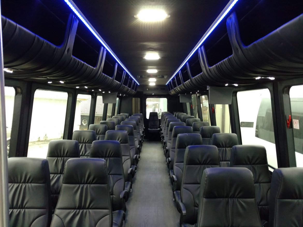 LGE Coachworks Freightliner M2 Executive Shuttle - Photo 2