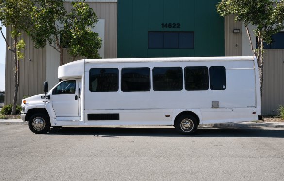 2007 Chevrolet 5500 Shuttle Bus for Sale in Fontana, CA - Photo 2